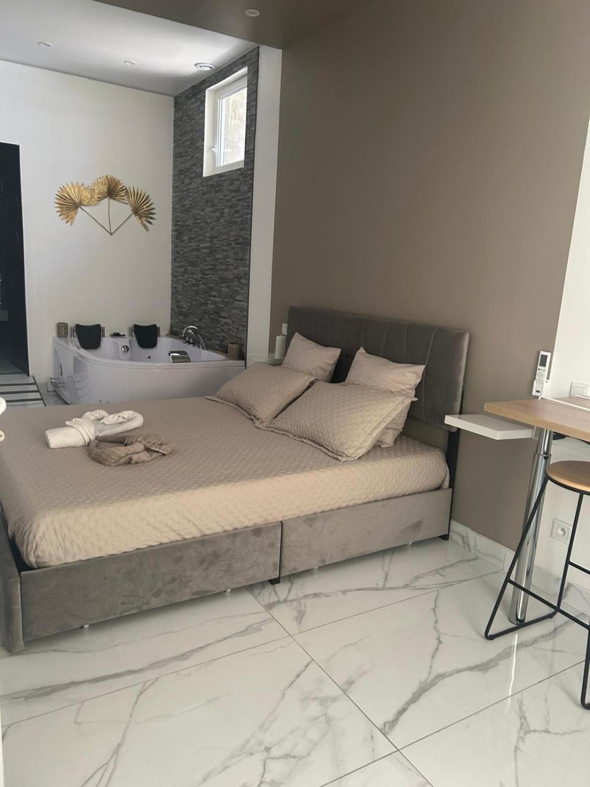 Suite Gold By L Amaryllis I Jacuzzi & Sauna Prive I Centre Beziers Arrivee Autonome Kültér fotó
